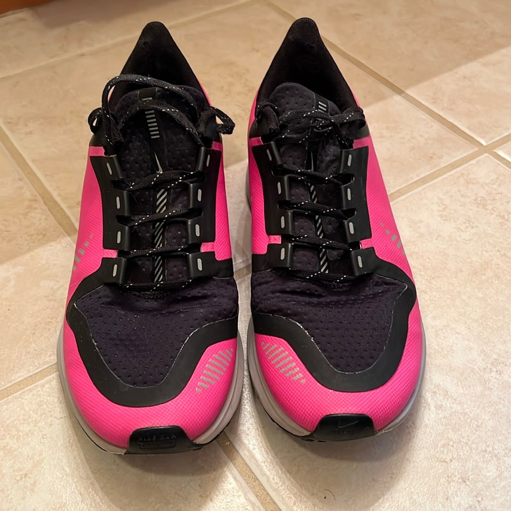 Women’s Size 8 Nike Pegasusus Shield GUC
